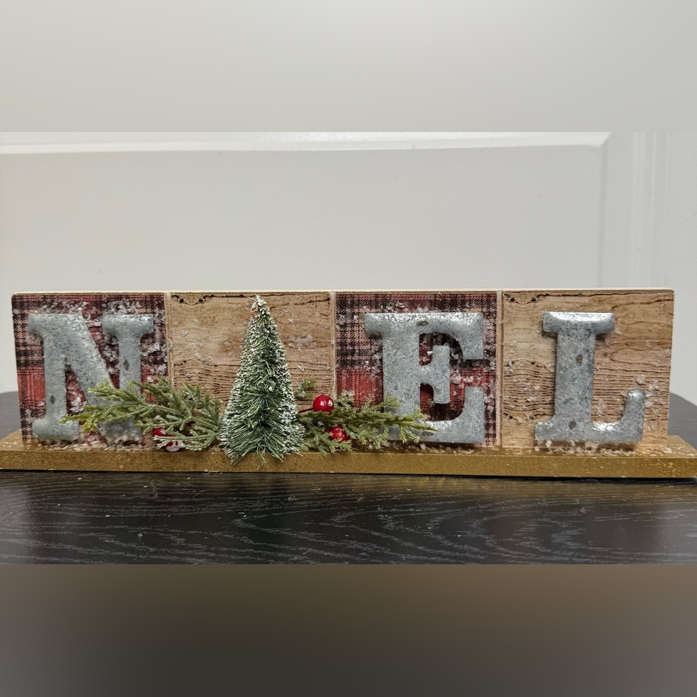 Noel Table Decor